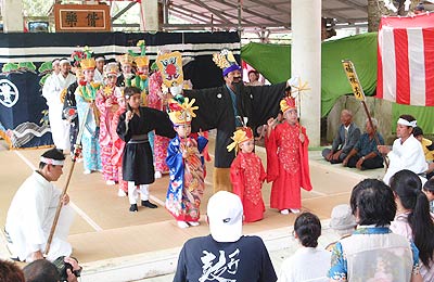 ��������̊ϋq�A�I��炪����钆�A�o�b�e�B���O���I����C�`���[�����ǎs������